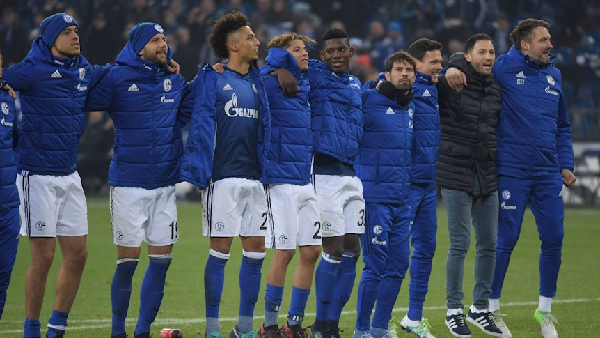 Schalke-Spieler jubeln nach einem Bundesliga-Sieg.