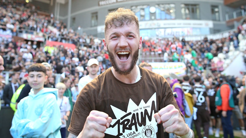 Marcel Hartel bei der Aufstiegsfeier des FC St. Pauli.