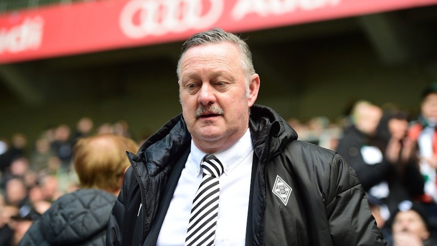Roland Virkus steht auf der Südkurve im Borussia-Park.
