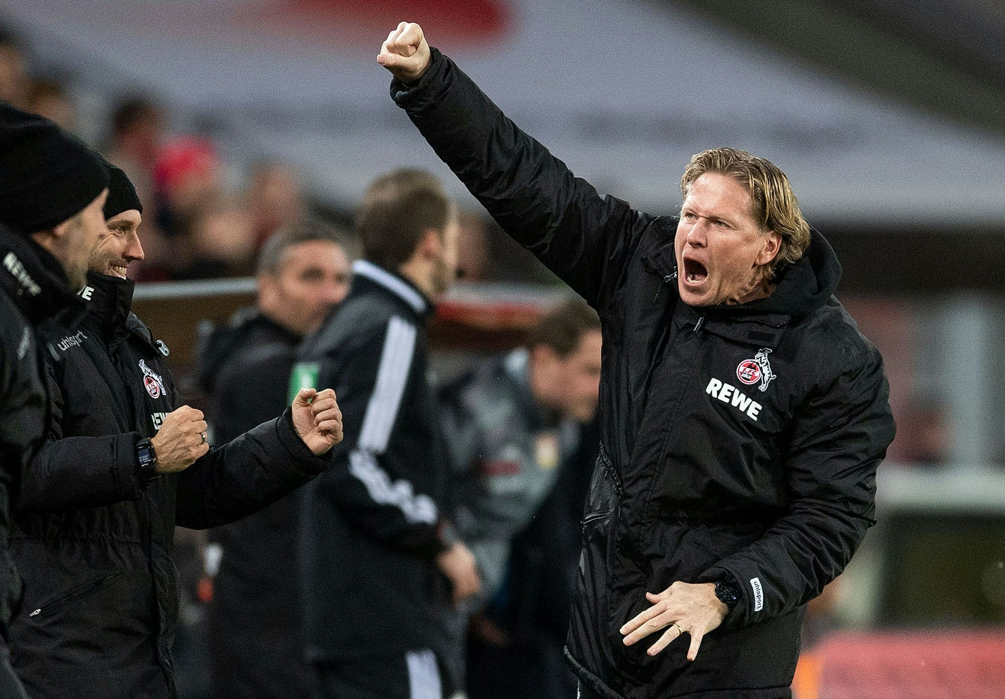 Kölns Trainer Markus Gisdol jubelt nach dem Schlusspfiff über den 2:0-Sieg.