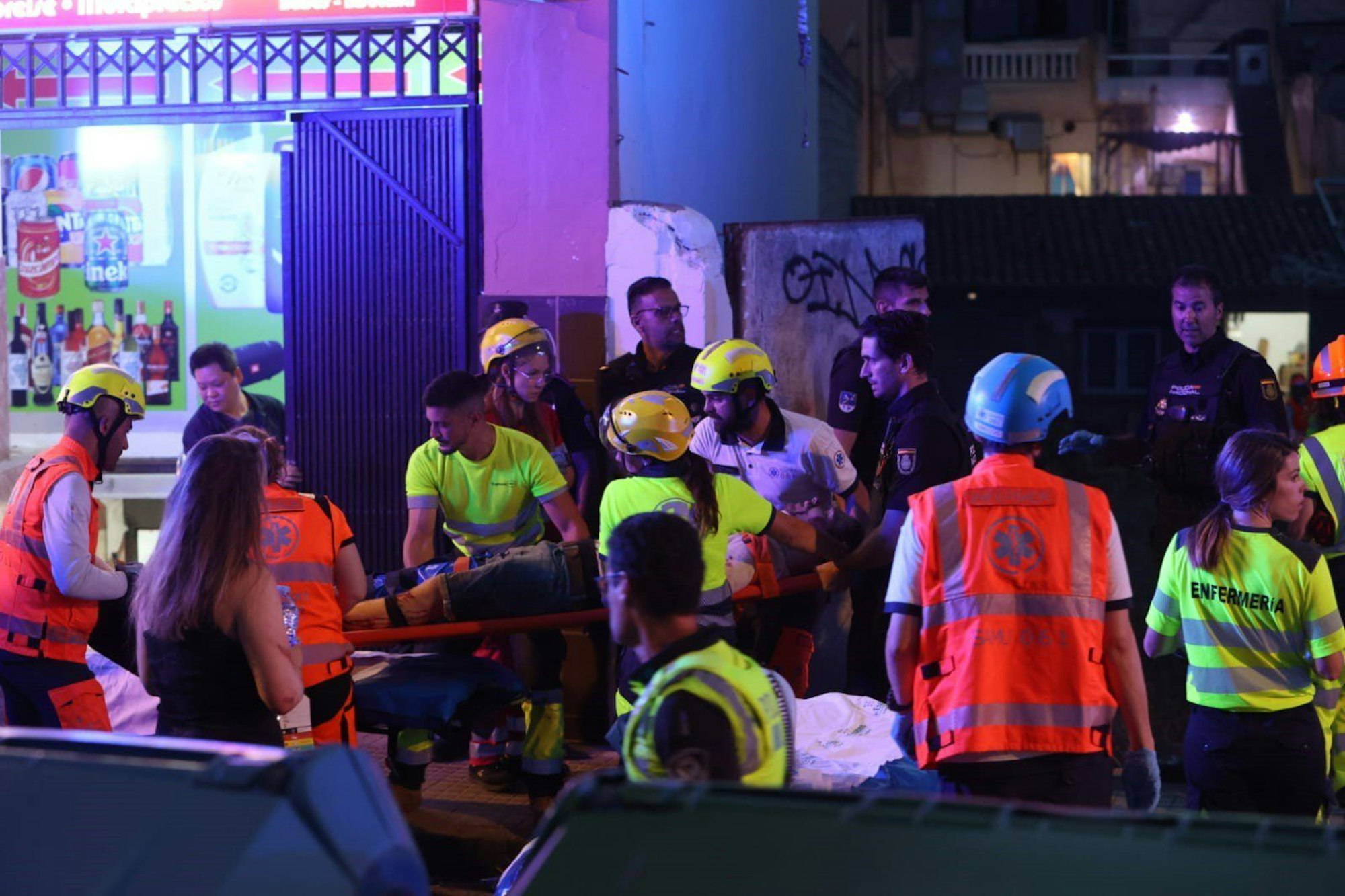 Rettungsdienste sind nach dem Einsturz eines Gebäudes am Strand von Palma im Einsatz. Mindestens zwei Menschen sollen am Donnerstag beim Einsturz ums Leben gekommen sein.
