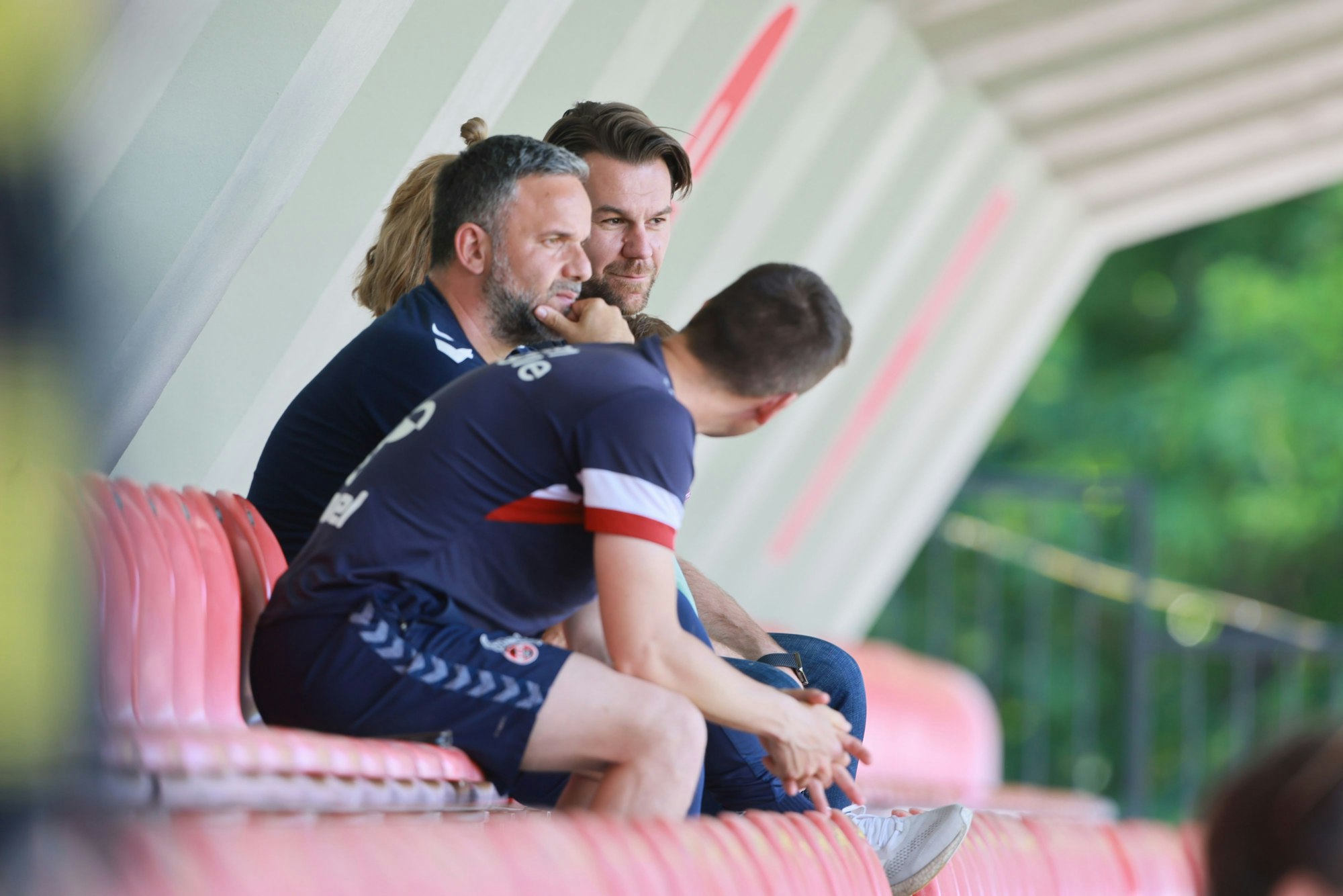 Evangelos Sbonias und Thomas Kessler beobachten das Training des 1. FC Köln.