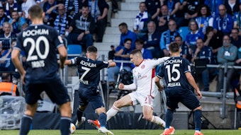 Kevin Stöger und Christos Tzolis im Zweikampf.