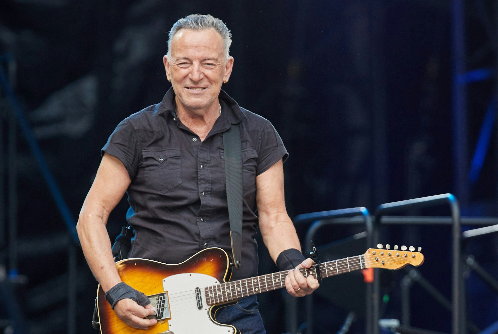 Der US-amerikanische Musiker Bruce Springsteen steht im Juli 2023 auf der Bühne im Volksparkstadion.