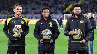 Paris Brunner, Charles Herrmann und Almugera Kabar mit Trophäen in der Hand.