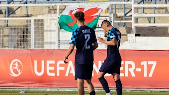 Zwei kroatische Spieler vor einem Banner der U17-EM.