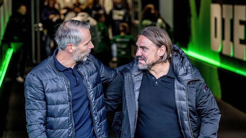 Marco Rose und Daniel Farke unterhalten sich im Spielertunnel im Borussia-Park.