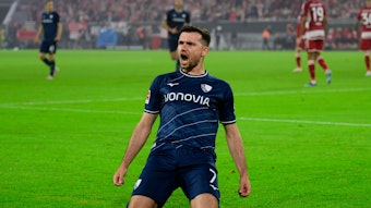 Kevin Stöger jubelt im Bochum-Trikot.