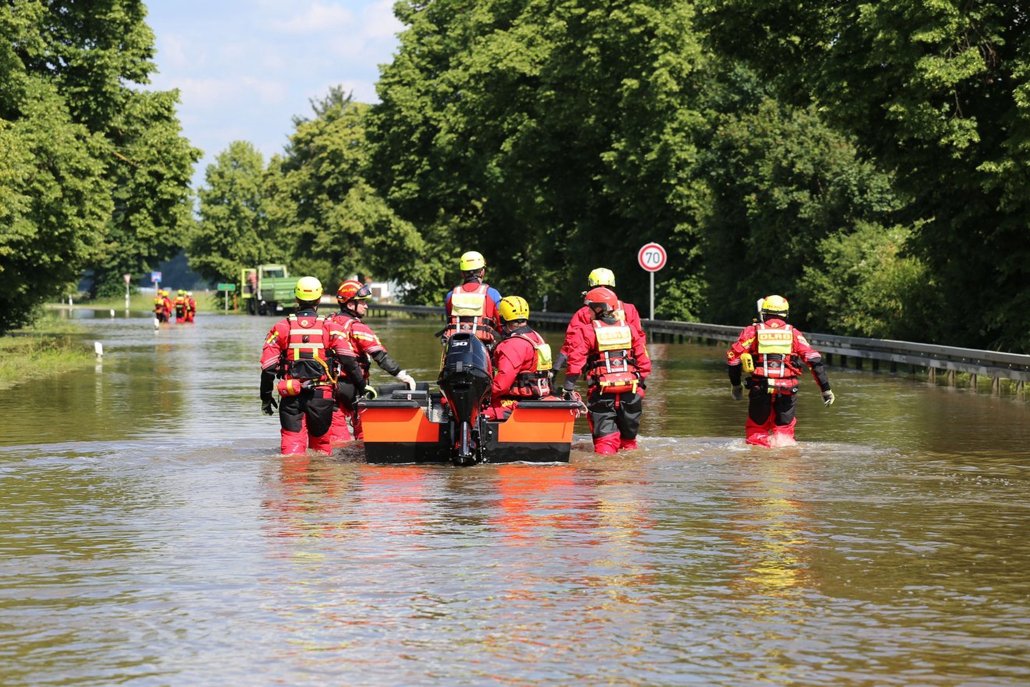 Mit Bildergalerie: Wie die DLRG aus Oberberg in Bayern hilft | Kölner ...