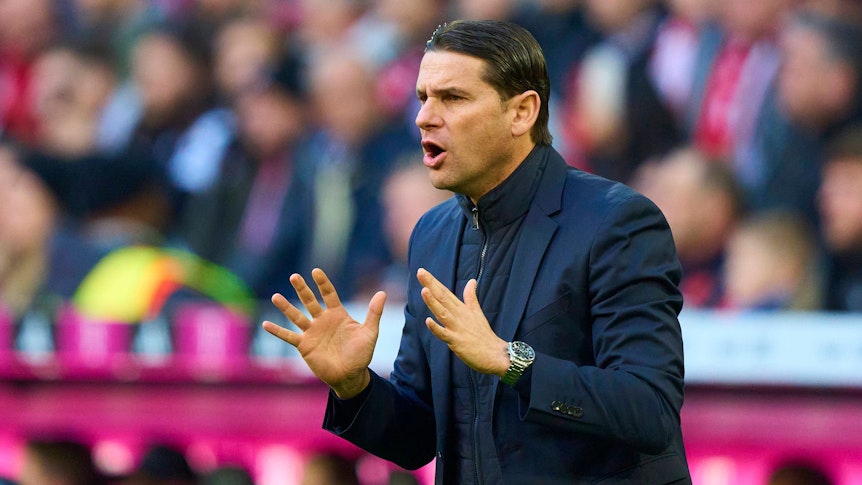 Gerardo Seoane ruft etwas aufs Spielfeld.