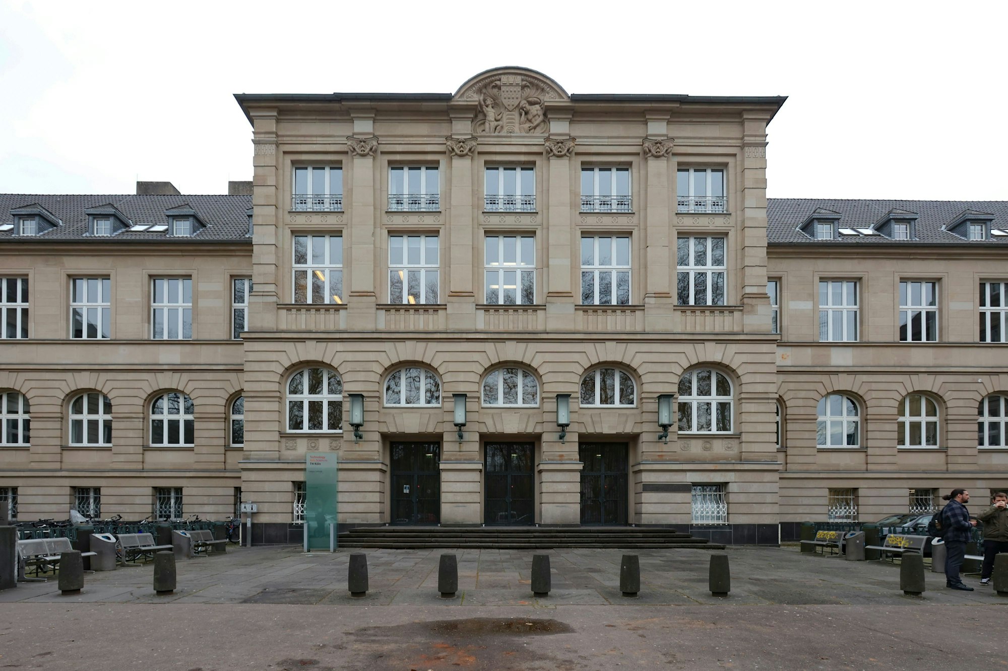 Blick von außen auf das Hauptgebäude der Technischen Hochschule in Köln.