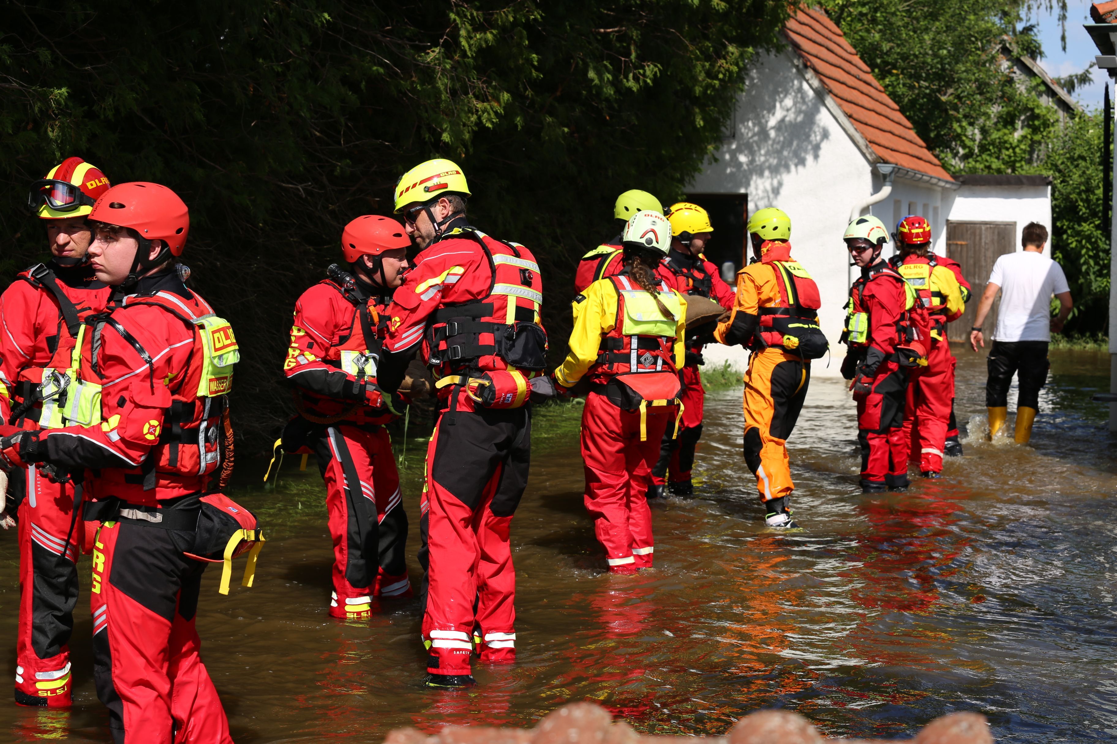 Mit Bilder-Galerie: So helfen DLRG-Einsatzkräfte aus Rhein-Berg in ...
