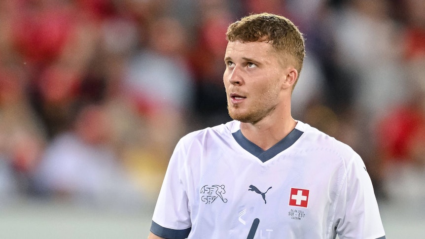 Der Schweizer Nationalspieler Nico Elvedi steht im Testspiel gegen Estland auf dem Platz.