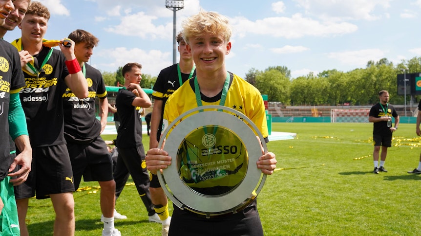 Borussia Dortmunds Fritz Fleck posiert mit der Meister-Schale.