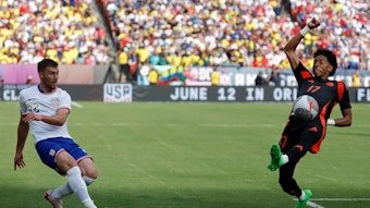 Gladbach-Profi Joe Scally (l.) im Trikot mit der US-amerikanischen Nationalmannschaft.