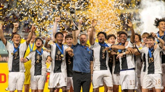 Die U17 von Deutschland feiert mit der WM-Trophäe.