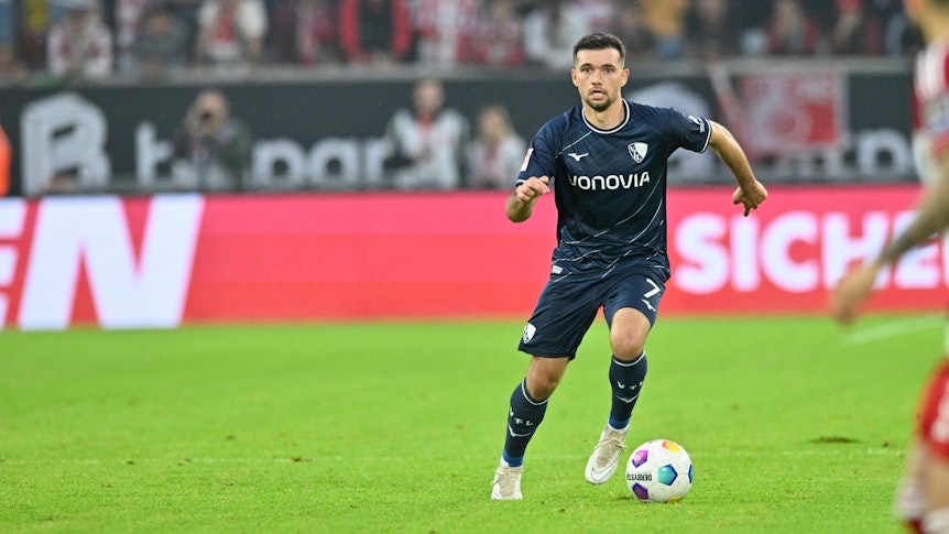 Neu Gladbacher Kevin Stöger am Ball für den VfL Bochum in der Relegation.