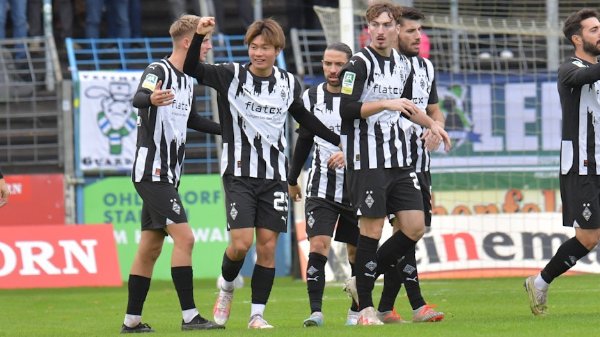 Shio Fukuda und Tony Reitz feiern ein Tor.