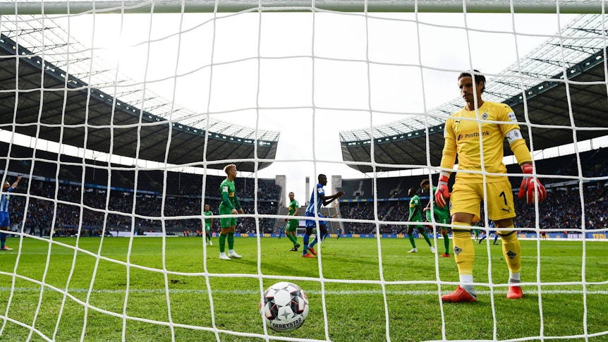 Yann Sommer schaut dem im Gladbacher Tor gelandeten Ball hinterher.
