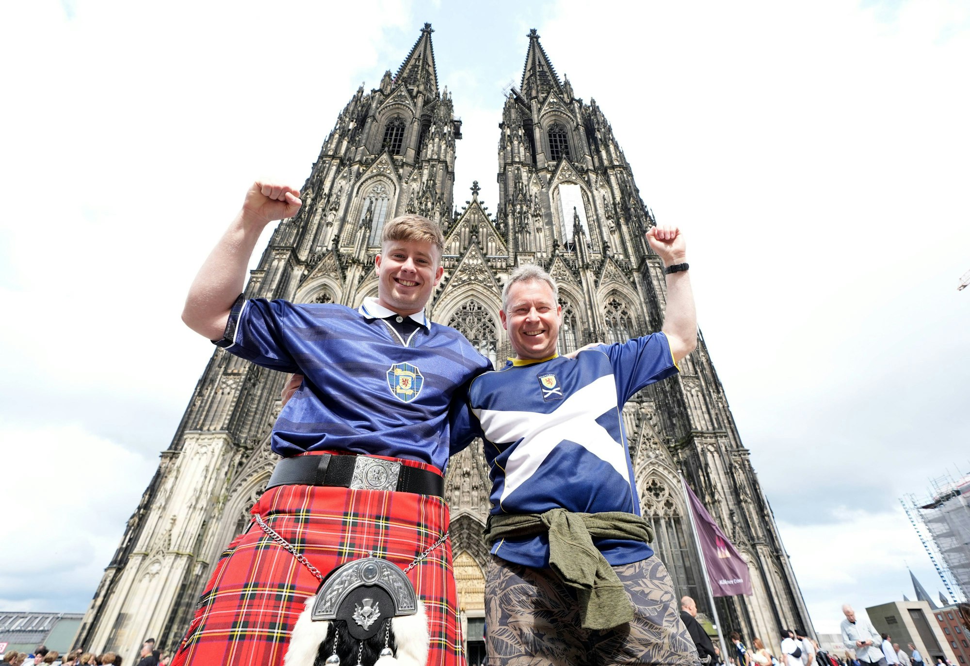 Schottische Fans posieren vor dem Kölner Dom.