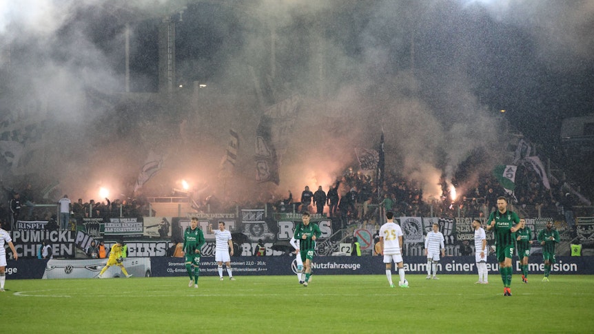 Fans von Borussia Mönchengladbach zünden beim Pokal-Viertelfinale in Saarbrücken Pyrotechnik auf den Rängen.