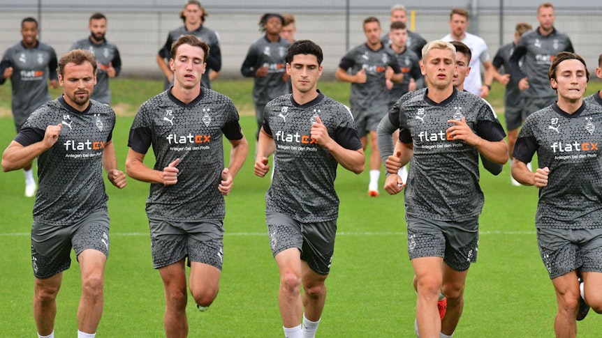 Simon Walde, Grant-Leon Ranos, Oscar Fraulo und Rocco Reitz trainieren neben Tony Jantschke.