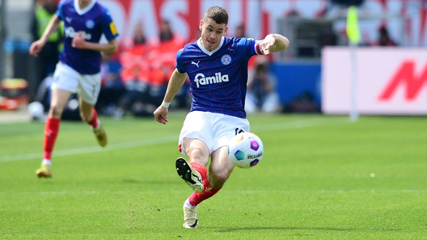 Kiels Philipp Sander passt den Ball im Spiel gegen den 1. FC Kaiserslautern.