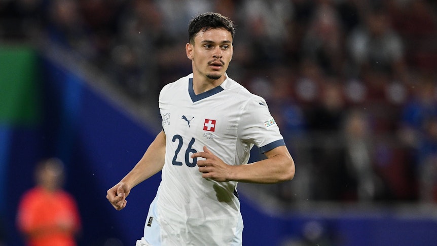 Fabian Rieder läuft im EM-Spiel gegen Schottland über den Platz.
