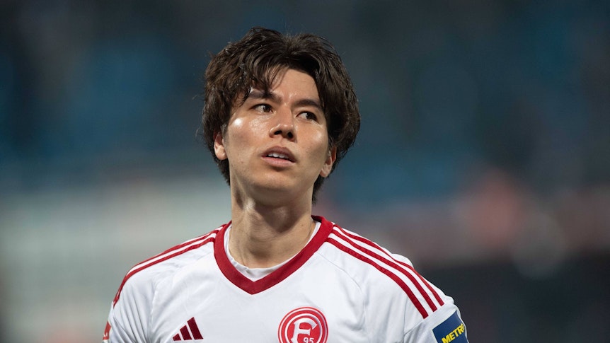 Fortuna Düsseldorfs Ao Tanaka steht im Relegations-Spiel beim VfL Bochum auf dem Platz.