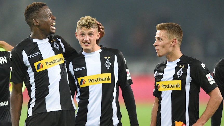 Denis Zakria, Michael Cuisance und Thorgan Hazard lachen.