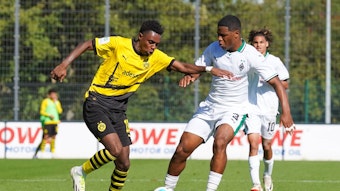 Charles Herrmann dribbelt im Dortmund-Trikot.