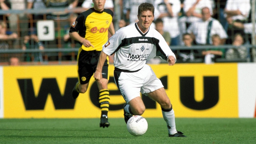 Peter Nielsen dribbelt mit dem Ball.