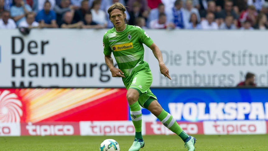 Jannik Vestergaard führt den Ball.