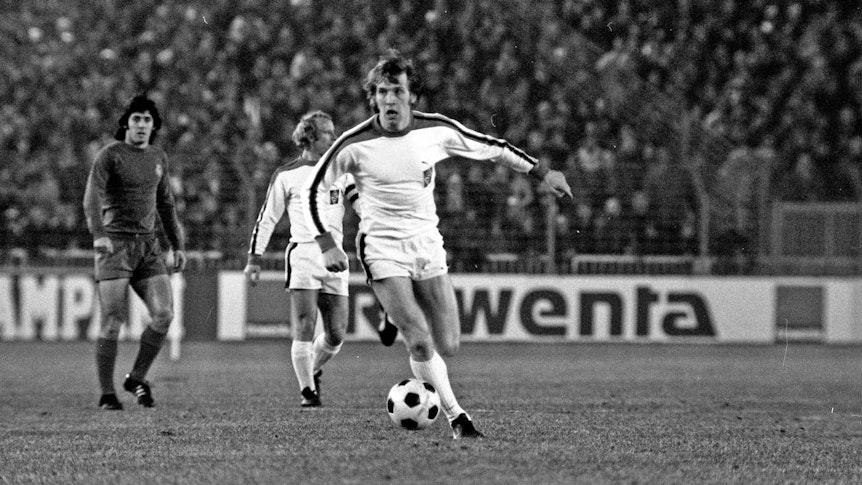 Henning Jensen am Ball.