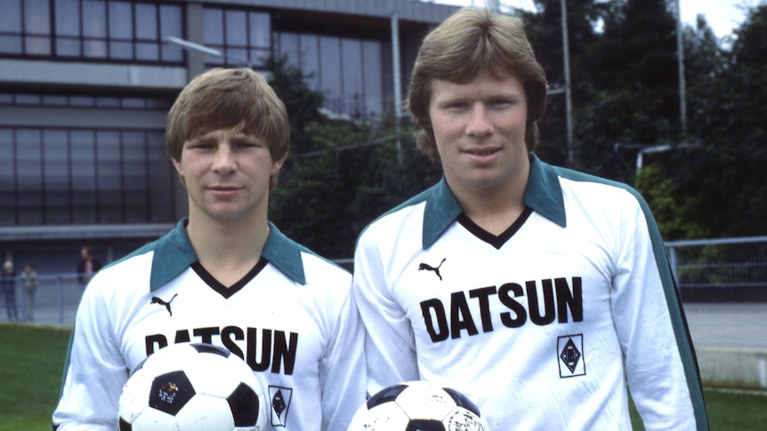 Steen Thychosen und Carsten Nielsen im Gladbach-Trikot mit Ball.