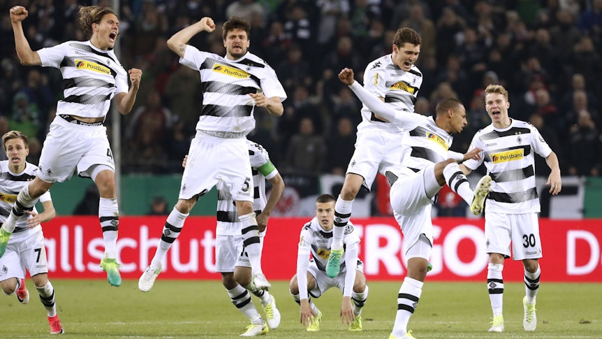 Jannik Vestergaard, Tobias Strobl und Andreas Christensen springen zum Jubeln in die Luft.