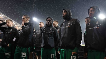 Spieler von Borussia Mönchengladbach bedanken sich in Saarbrücken bei den mitgereisten Fans.
