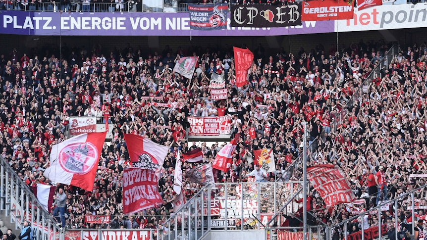 Fans des 1. FC Köln machen Stimmung im Auswärtsblock des Borussia-Parks.