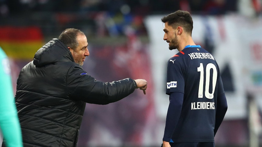 Heidenheim-Trainer Frank Schmidt gibt seinem Stürmer Tim Kleindienst am Spielfeldrand Anweisungen.