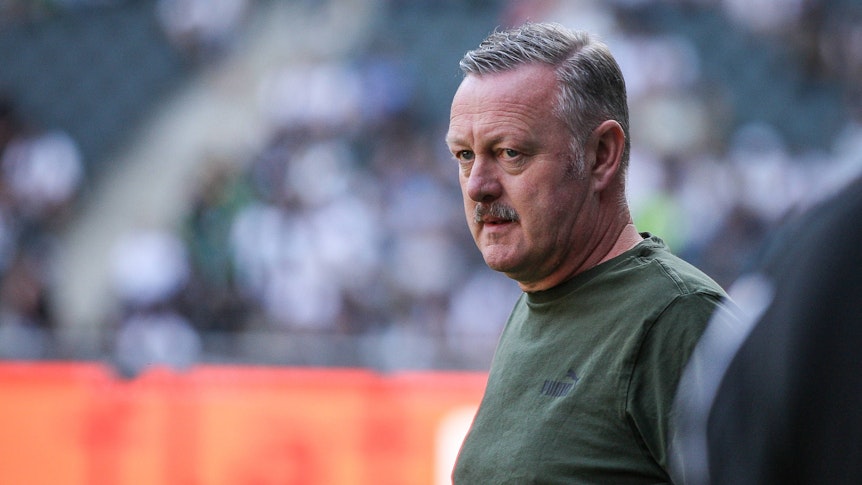 Roland Virkus schaut besorgt am Spielfeldrand.