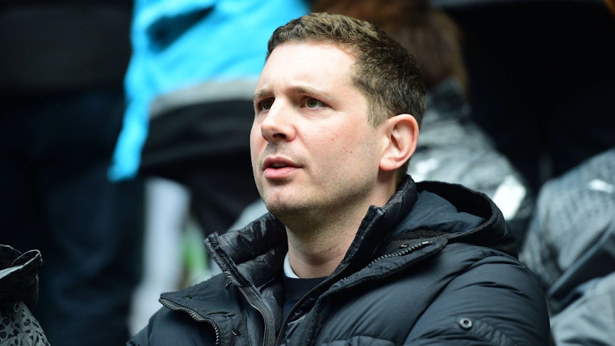 Borussia Mönchengladbachs Sportdirektor Nils Schmadtke verfolgt die Mitgliederversammlung auf seinem Sitzplatz.