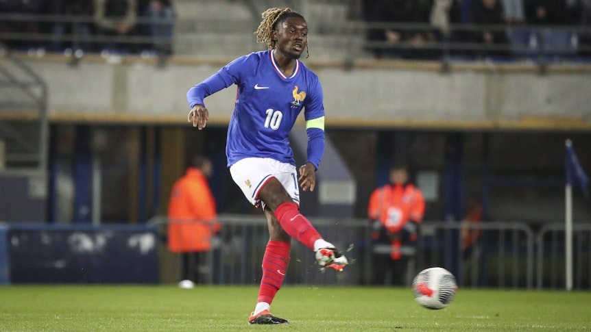 Frankreichs Manu Koné passt den Ball im Testspiel gegen die USA.