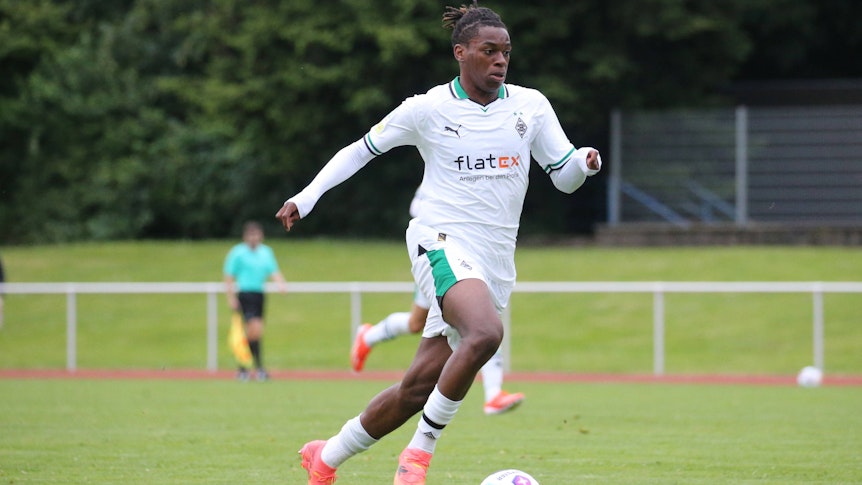 Winsley Boteli am Ball im Gladbach-Trikot