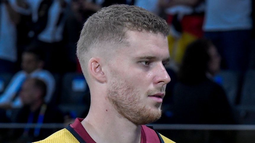 Der Schweizer Nationalspieler Nico Elvedi steht beim EM-Spiel gegen Deutschland am Seitenrand.