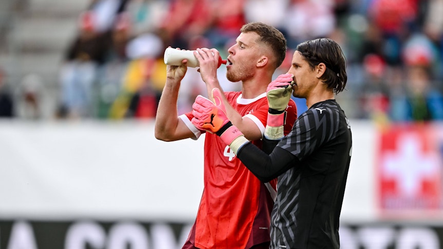 Nico Elvedi trinkt neben Yann Sommer.