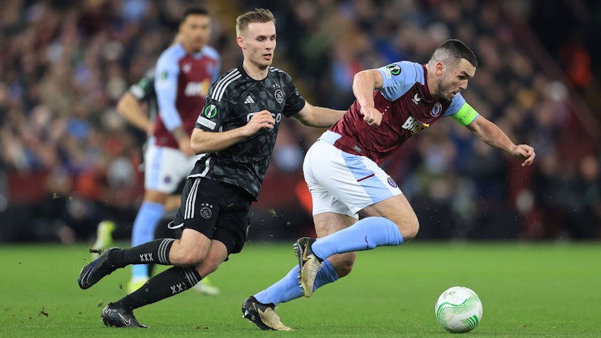 Ajax Amsterdams Sivert Mannsverk verfolgt Aston Villas John McGinn.