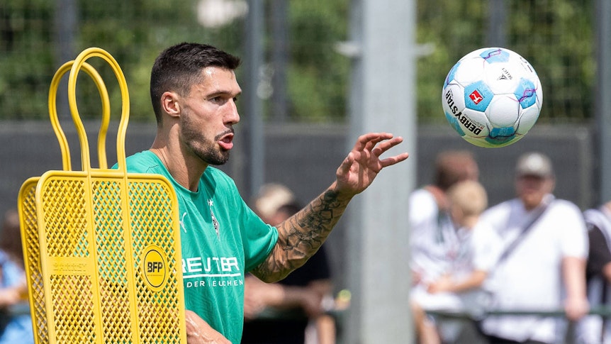 Borussia Mönchengladbachs Tim Kleindienst köpft einen Ball im Training.