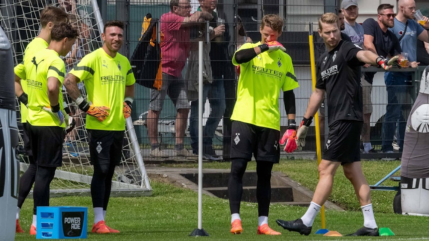 Die Gladbacher Keeper Jan Olschowsky, Moritz Nicolas, Tobias Sippel und Jonas Omin sowie der neue Torwart-Trainer André Wachter stehen gemeinsam auf dem Trainingsplatz.