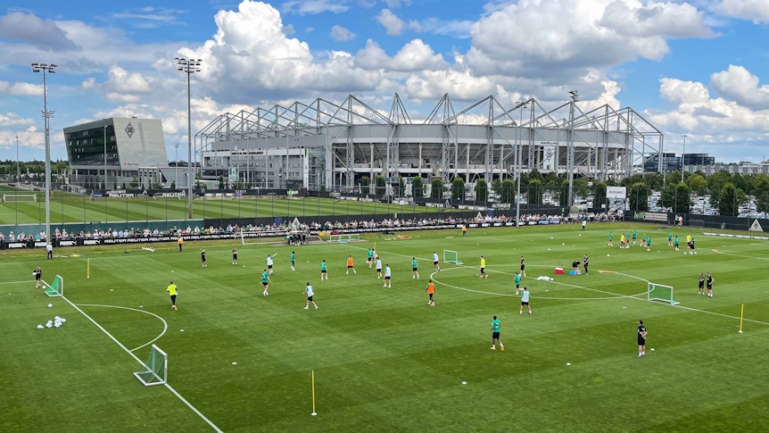 Die Spieler von Borussia Mönchengladbach bei einer Spielform im Training.