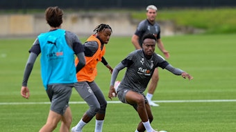 Yvandro Borges Sanches im Trainings-Duell mit Nathan Ngoumou.